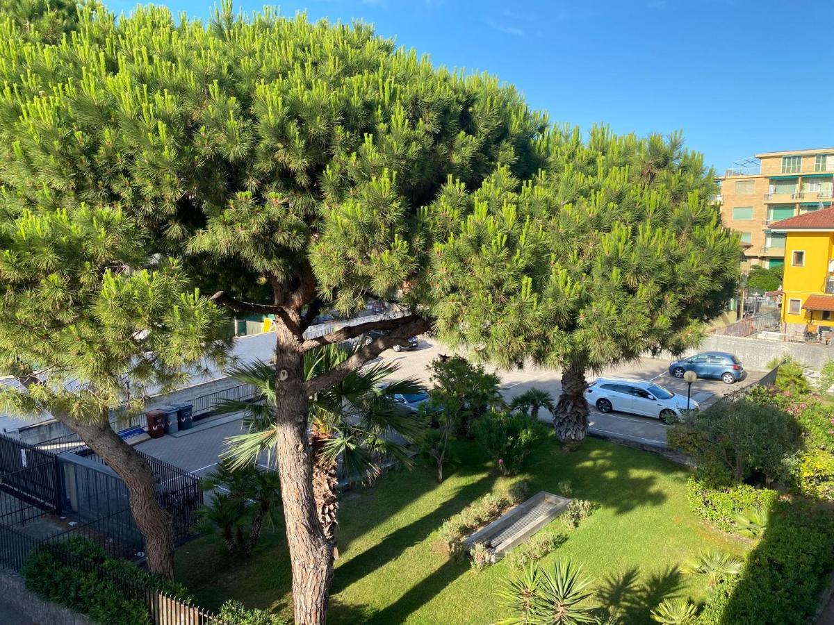Casa Enza: appartamento a un passo dal mare. Bordighera Esterno foto